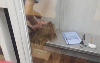 Активістка "Айдара", яка перегризла собі вени, втратила свідомість від вироку: фото і відеофакт