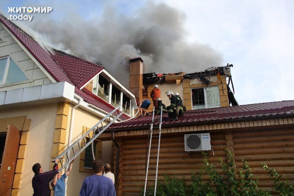 У Житомирі горів розважальний комплекс: опубліковано фото і відео