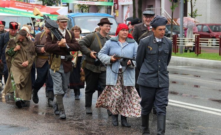 В российском Брянске по улицам провели "пленных фашистов". Фотофакт