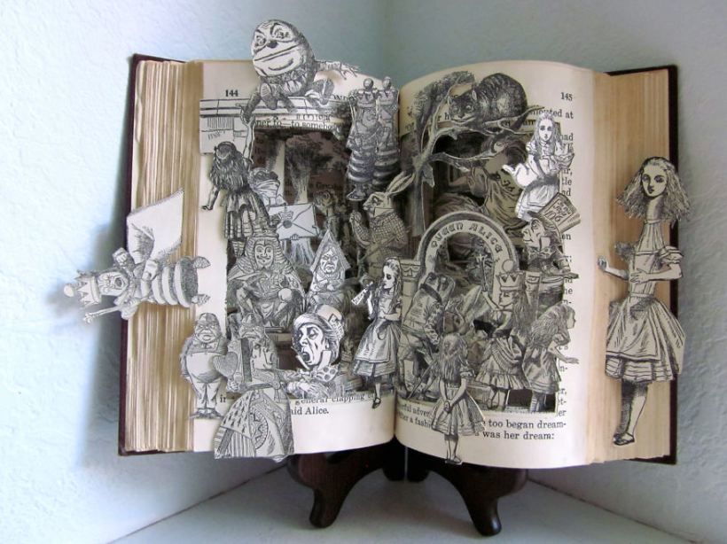Топ-20 скульптур, сделанных из книг