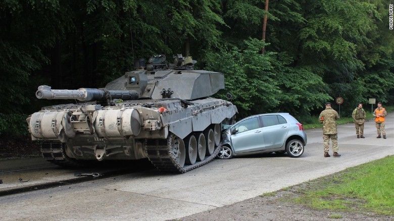 В Германии 18-летний водитель попал под танк