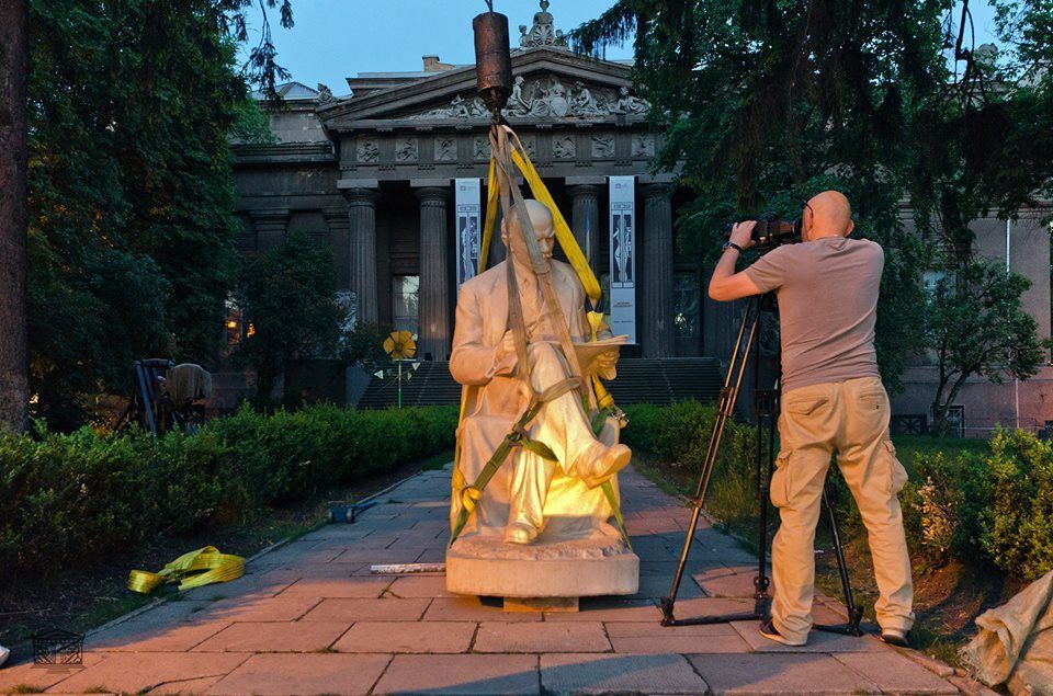 Из киевского музея вынесли огромную скульптуру Ленина: фотофакт