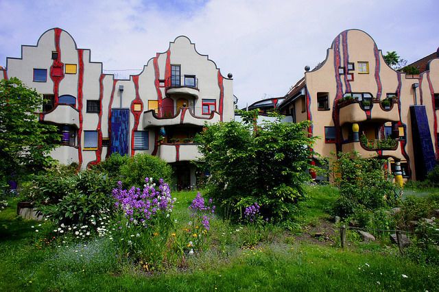 Просто сказка: потрясающие "живые" дома знаменитого архитектора Хундертвассера