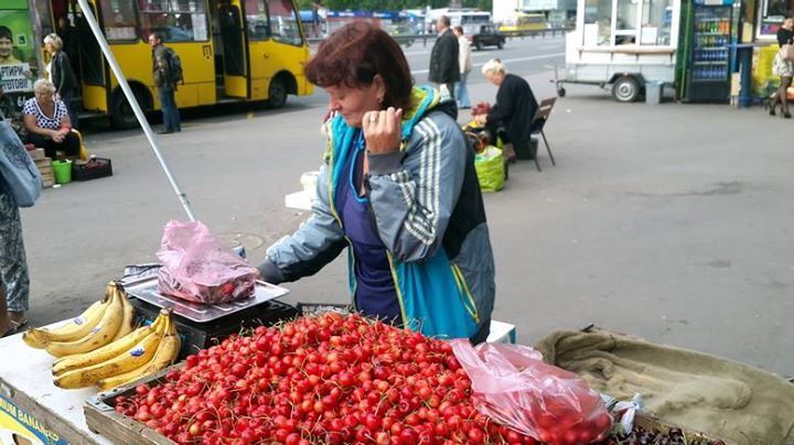 Недобросовестный продавец черешни из Киева стала "звездой" соцсети