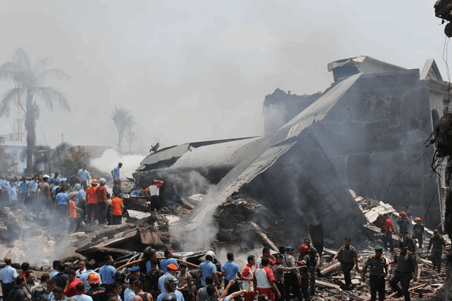 Крушение военного самолета в Индонезии: погибло более 100 человек