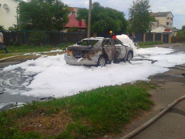 В Луцке взорвался автомобиль: пострадал водитель. Опубликованы фото