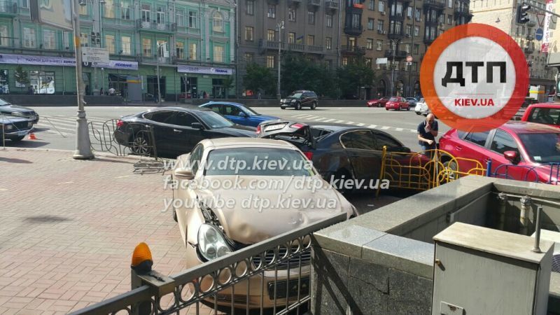 У центрі Києва дівчина-підліток на Lexus влаштувала ДТП