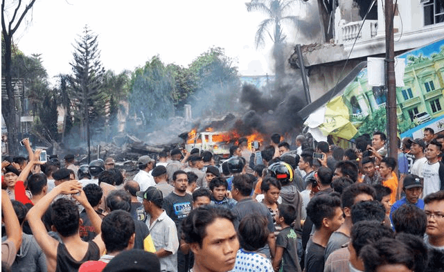 В результате падения военного самолета в Индонезии погибло более 100 человек