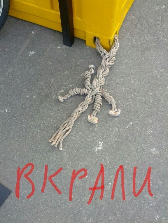 В Киеве вандалы разграбили уличную спортплощадку
