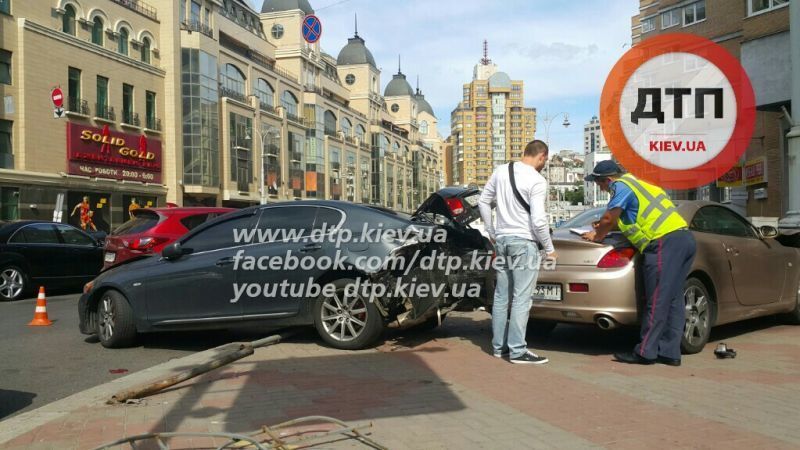 В центре Киева девушка-подросток на Lexus устроила ДТП
