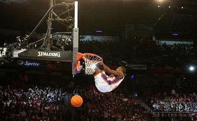Курьезный баскетбол: смешные фото со спортсменами стали хитом интернета
