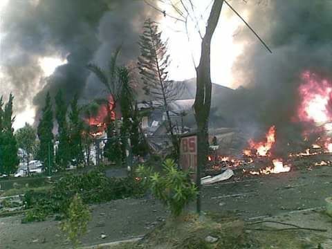 В Индонезии военный самолет упал на отель: погибли 30 человек. Фоторепортаж