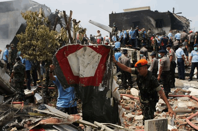 Крушение военного самолета в Индонезии: погибло более 100 человек