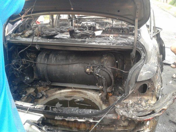 В Луцке взорвался автомобиль: пострадал водитель. Опубликованы фото