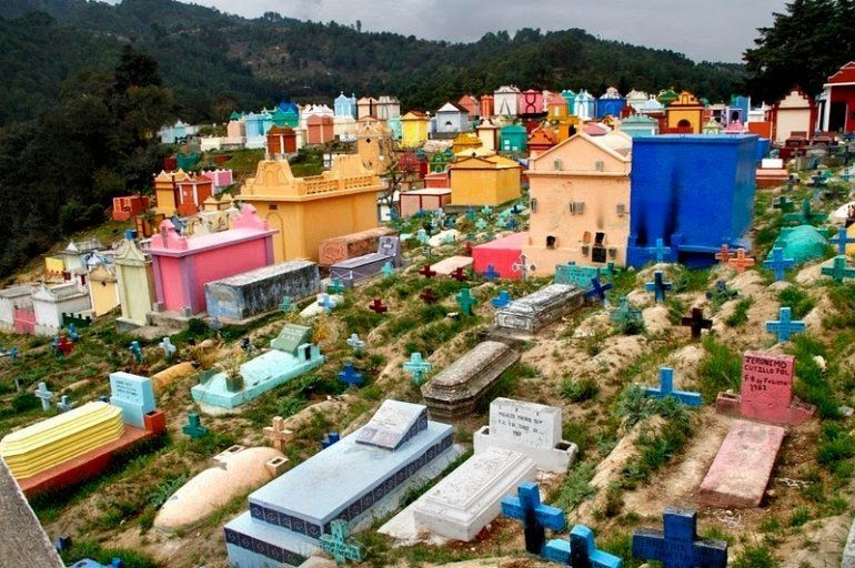 На тот свет ушли ярко: удивительные цветные кладбища Гватемалы
