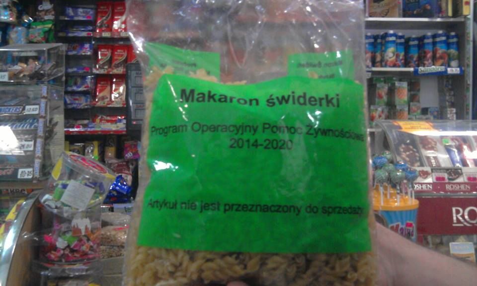 На Львовщине в продуктовом магазине продавали гуманитарку из Польши: фотофакт