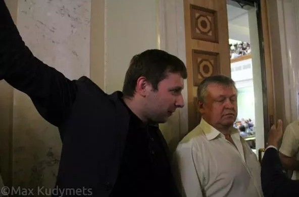 Парасюк пытался саботировать выступление Порошенко в Раде провокационным плакатом