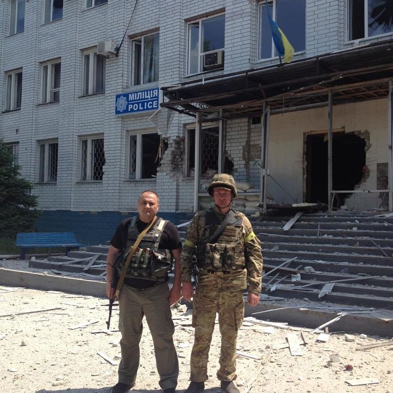 В Марьинке зачистили от террористов горотдел милиции: фотофакт