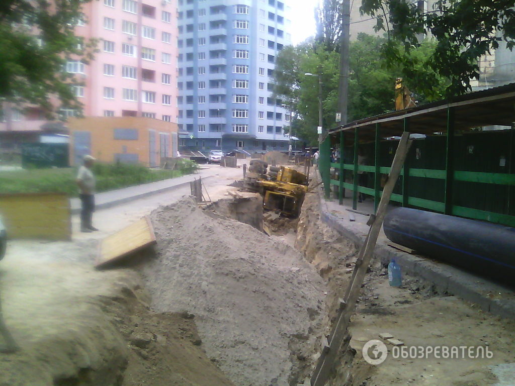 В Киеве в траншею провалился экскаватор: опубликованы фото и видео 