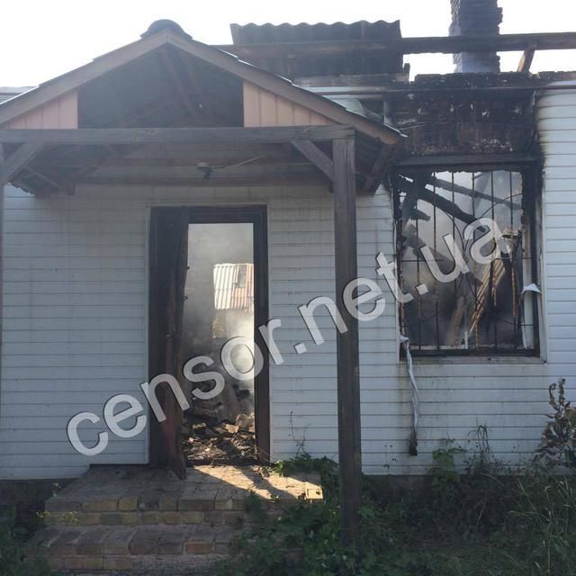 Террористы разбомбили дом 99-летнего ветерана в Красногоровке: фоторепортаж