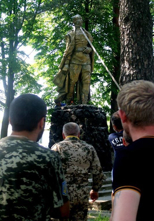 "Правый сектор" оставил село на Ривненщине без "Железного Феликса"