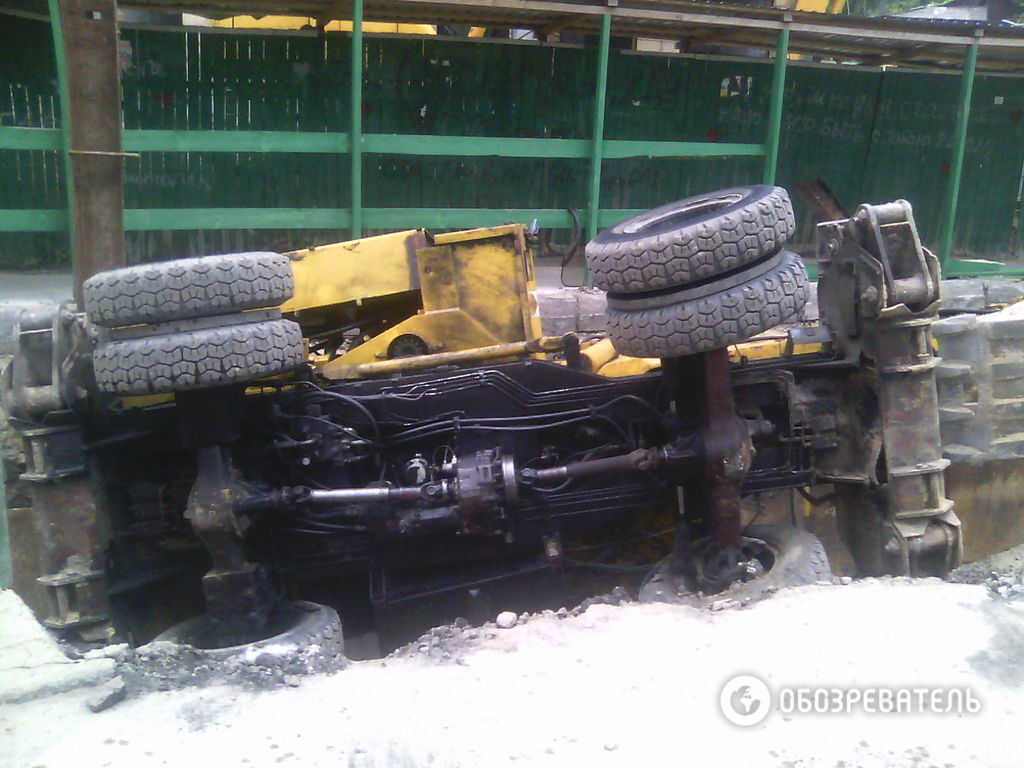 В Киеве в траншею провалился экскаватор: опубликованы фото и видео 