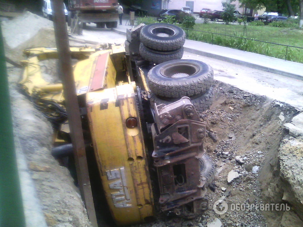 В Киеве в траншею провалился экскаватор: опубликованы фото и видео 