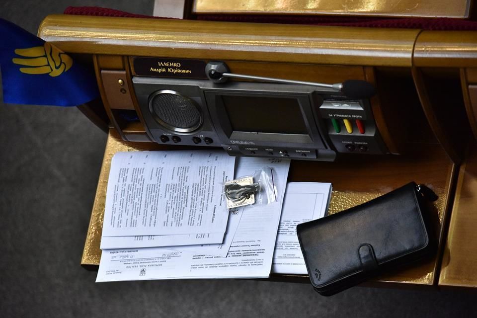 Нардепам видали патріотичні флешки з посланням Порошенко: фотофакт