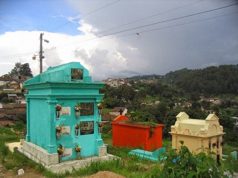 На тот свет ушли ярко: удивительные цветные кладбища Гватемалы