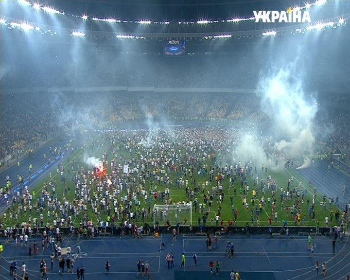 Дикие фанаты сорвали церемонию награждения Кубка Украины и сломали ворота