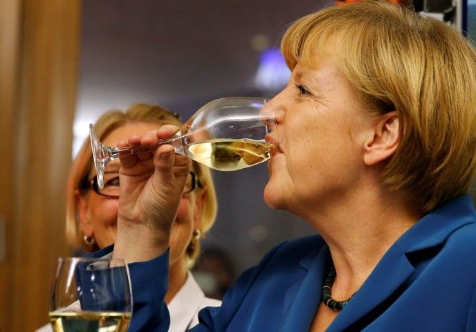 Меркель покорила генсека НАТО своим умением пить алкоголь