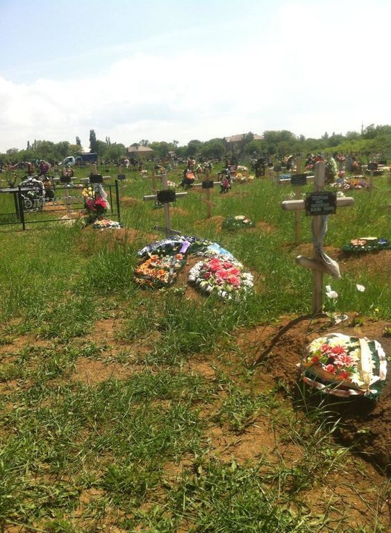 В Донецке нашли одно из кладбищ с сотнями безымянных террористов "ДНР": фотофакт