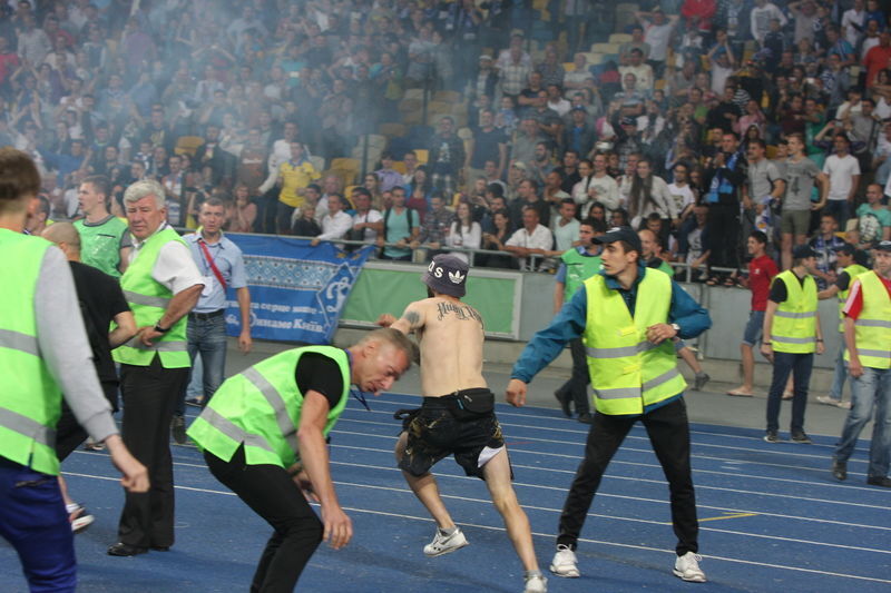 Фанати-дикуни побили чотирьох стюардів на "Олімпійському"