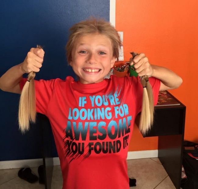 Мальчик 2 года носил длинные девчачьи волосы, чтобы помочь больным детям