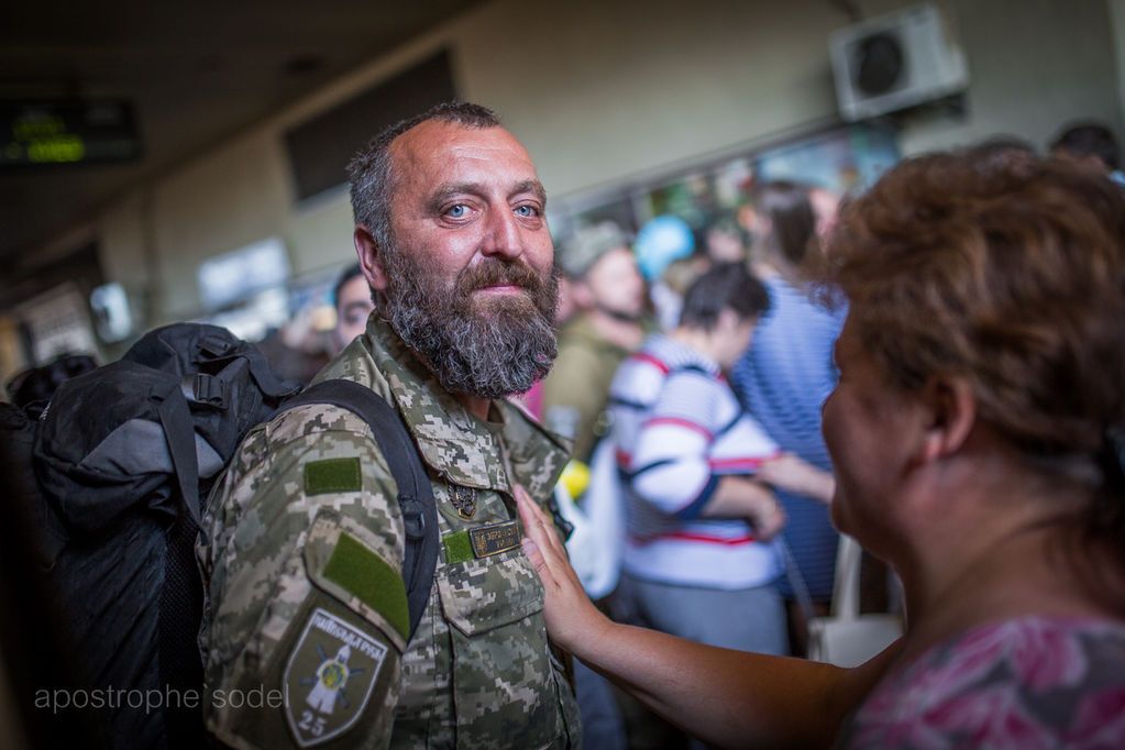 Бойцы "Киевской Руси" вернулись с войны: трогательные фото встречи