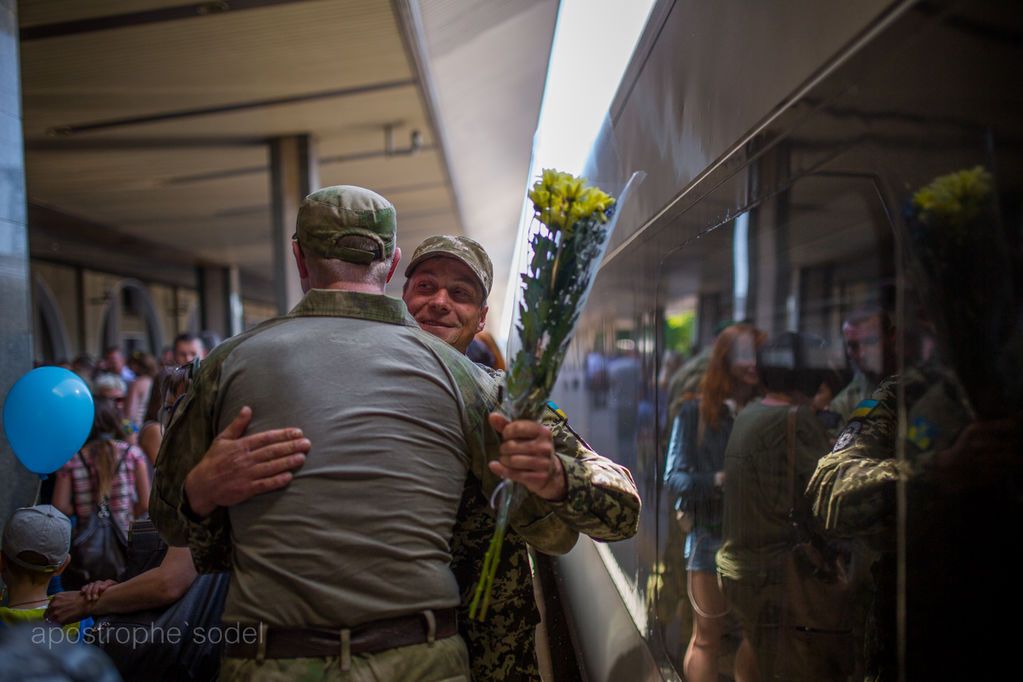 Бойцы "Киевской Руси" вернулись с войны: трогательные фото встречи
