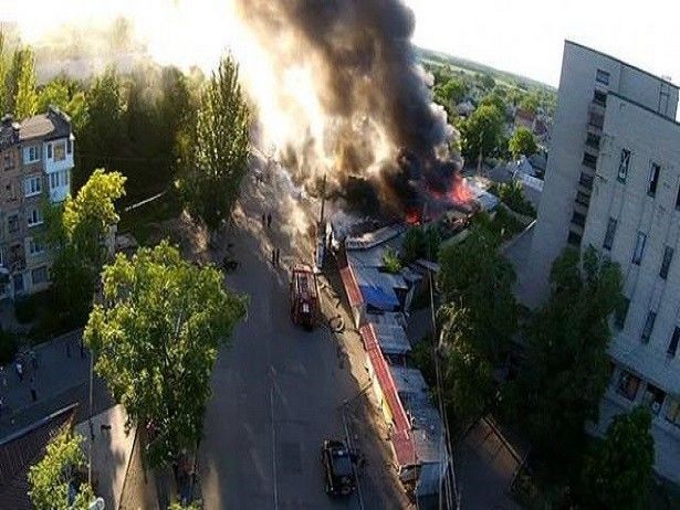 В Донецке из-за обстрела вспыхнул рынок: фото и видео с места событий
