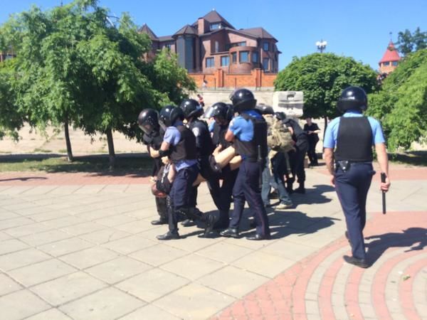 Петарды, ранения и задержания: в столице состоялся КиевПрайд