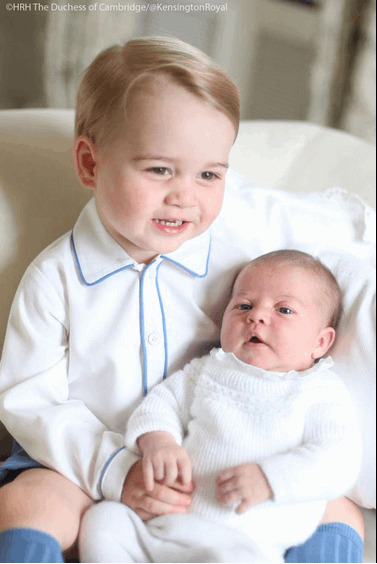Появились первые фото принцессы Шарлотты с братом