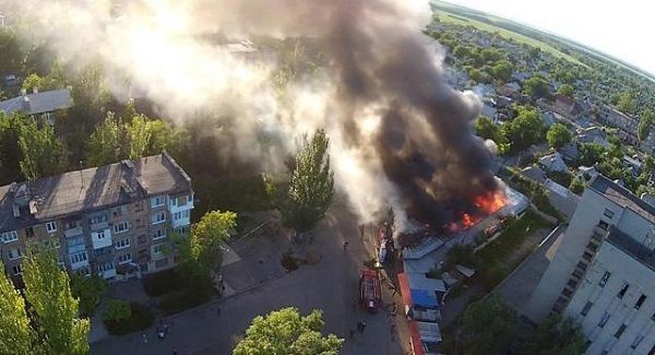 В Донецке из-за обстрела вспыхнул рынок: фото и видео с места событий