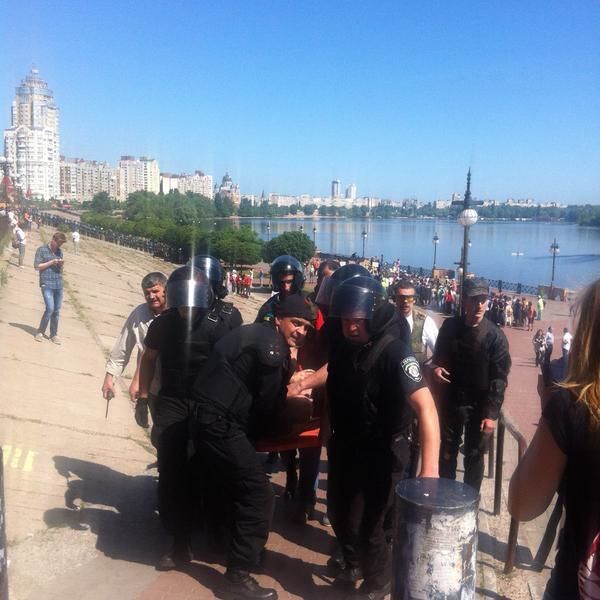 Петарди, поранення і затримання: у столиці відбувся "КиївПрайд"