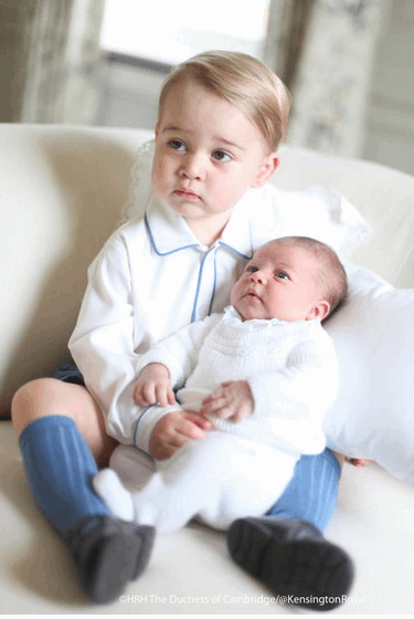 Появились первые фото принцессы Шарлотты с братом