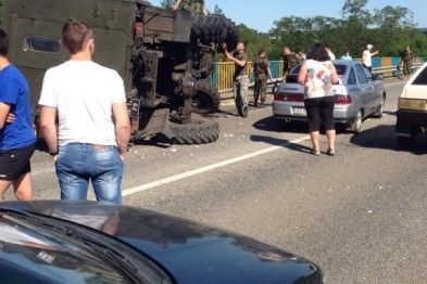 На Харьковщине перевернулся военный грузовик: фото ДТП