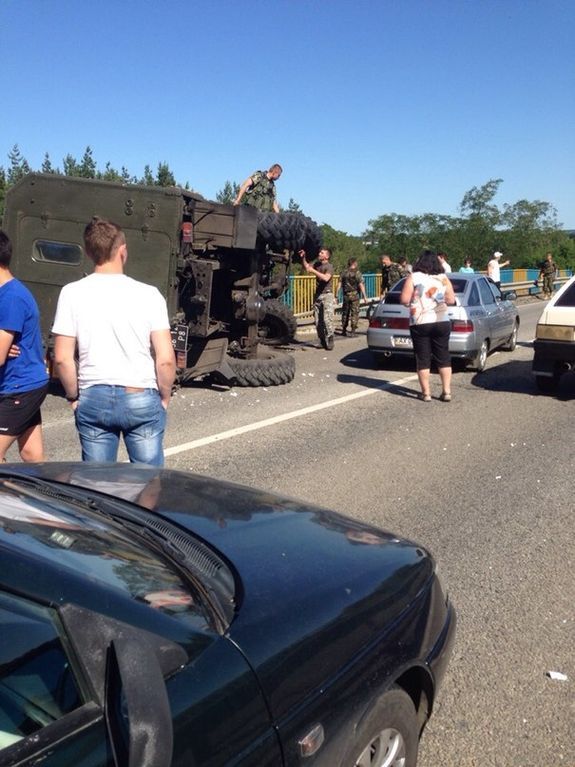 На Харьковщине перевернулся военный грузовик: фото ДТП