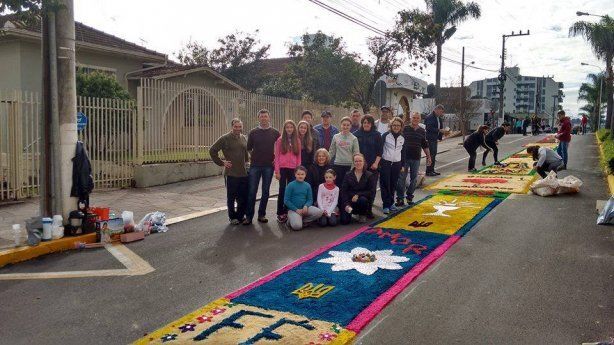 Бразильские улицы украсили ковры с украинскими трезубцами: фотофакт  