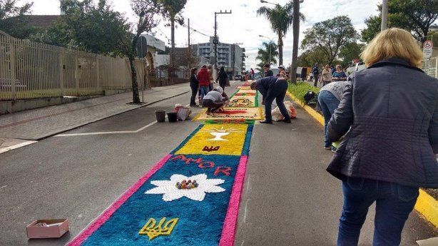 Бразильские улицы украсили ковры с украинскими трезубцами: фотофакт  