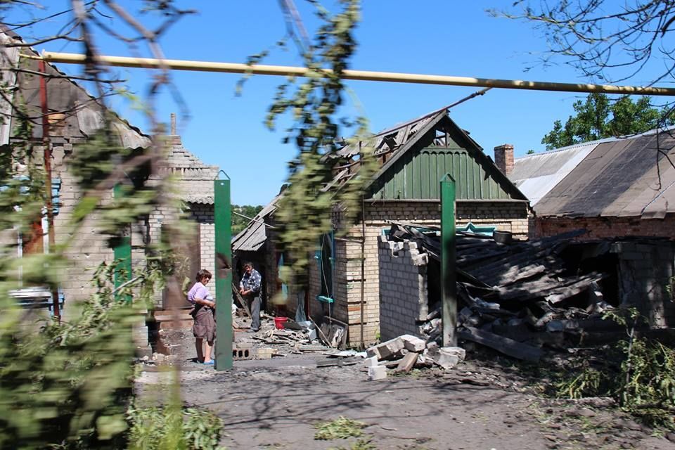 Раненая Марьинка. Украинский город возвращается к жизни: фото военных АТО