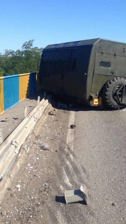 На Харьковщине перевернулся военный грузовик: фото ДТП