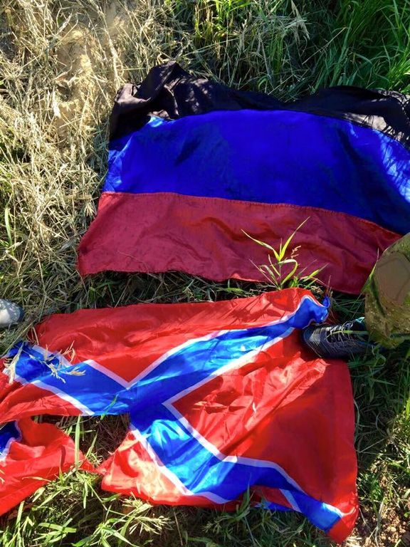 Бійці АТО показали, яка доля спіткала прапор терориста Гіві: фотофакт