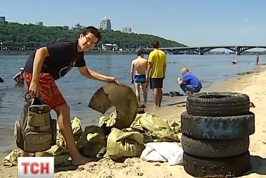 В Киеве аквалангисты вытащили со дна Днепра 200 кг мусора: фотофакт